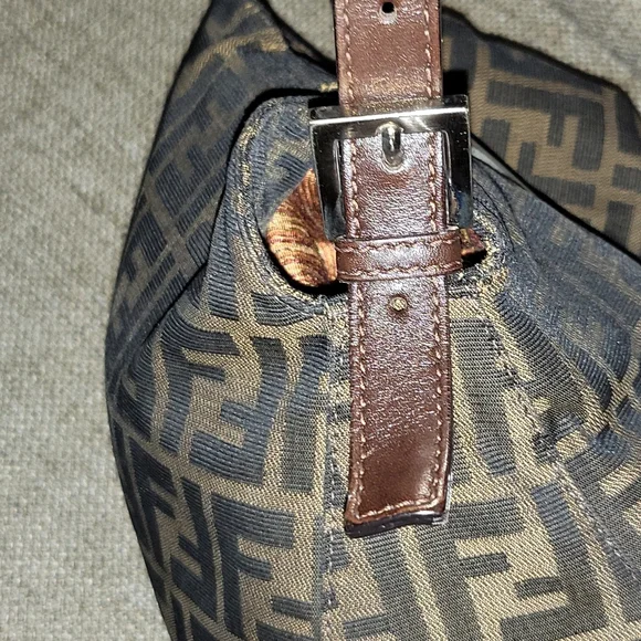 Vintage Fendi Bag 😍 - Picture 4 of 15